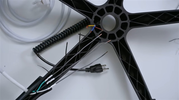 RTX 4060塞进电竞椅：一根线即可运行CQ9电子这椅子不简单！9800X3D+(图4)