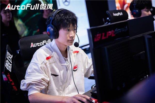 血落幕 傲风见证AL新王加冕 登顶巅峰！CQ9电子登录英雄联盟职业联赛第二赛段热(图6)